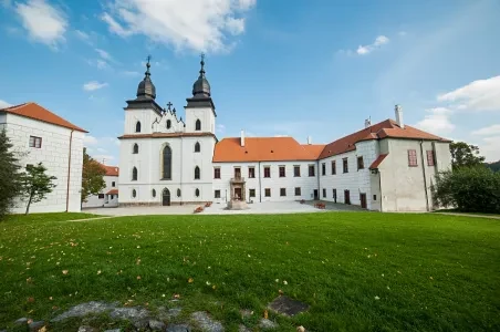 Dvůr hradu v Třebíči s kostelem svatého Mikuláše.