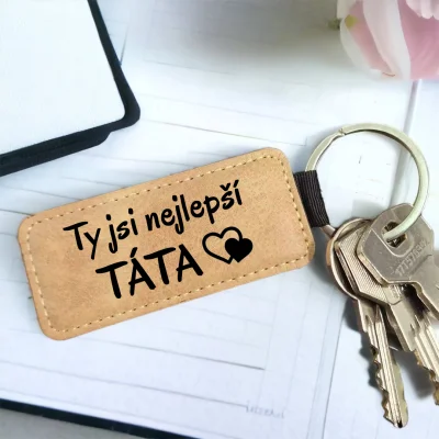 Klíčák s českým textem pro Den otců na papíře vedle sešitu