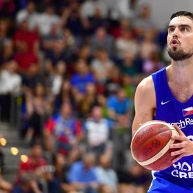 Tomáš Satoranský v dresu české basketbalové reprezentace drží míč.