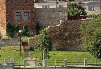 Historické zdi Přerova s cihlovou budovou na pozadí.