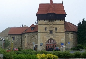 Stará městská brána s věží v Lounech