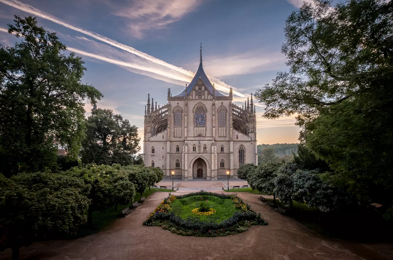 Fasáda kostela svaté Barbory v Kutné Hoře s zahradou.