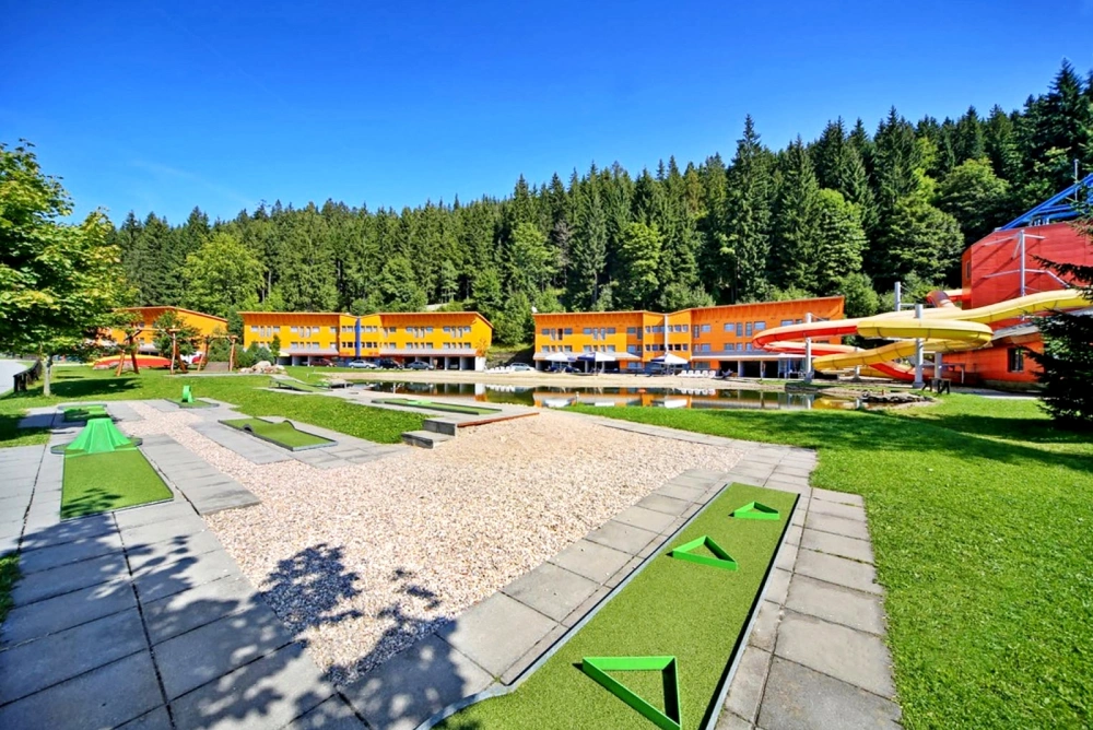 Barvy plaveckého centra s mini-golfovou dráhou v Špindlerově Mlýně.