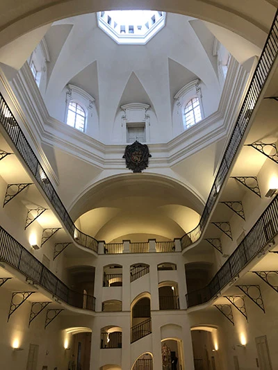 Vnitřní dvorek muzea s balkony a kupolí.