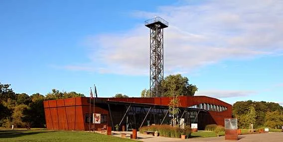 Moderní kulturní centrum s věží v Hodoníně