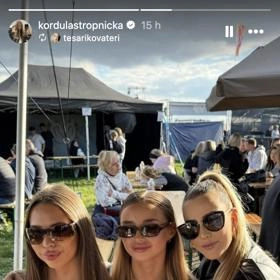 Kordula Stropnická s přáteli na venkovním akčním.