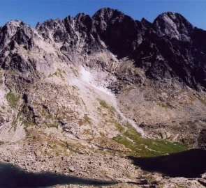 Horská krajina s ledovcem na svahu nejvyšší hory Slovenska.