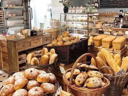 Vnitřek pekárny s chlebem a cukrářskými výrobky.