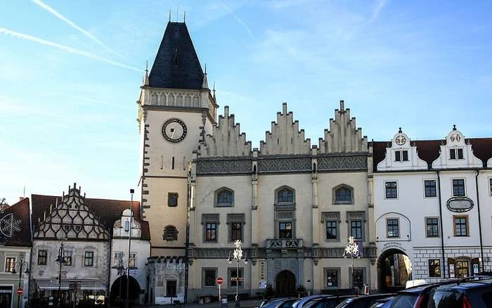 Historická radnice s věží v centru města Tábora.