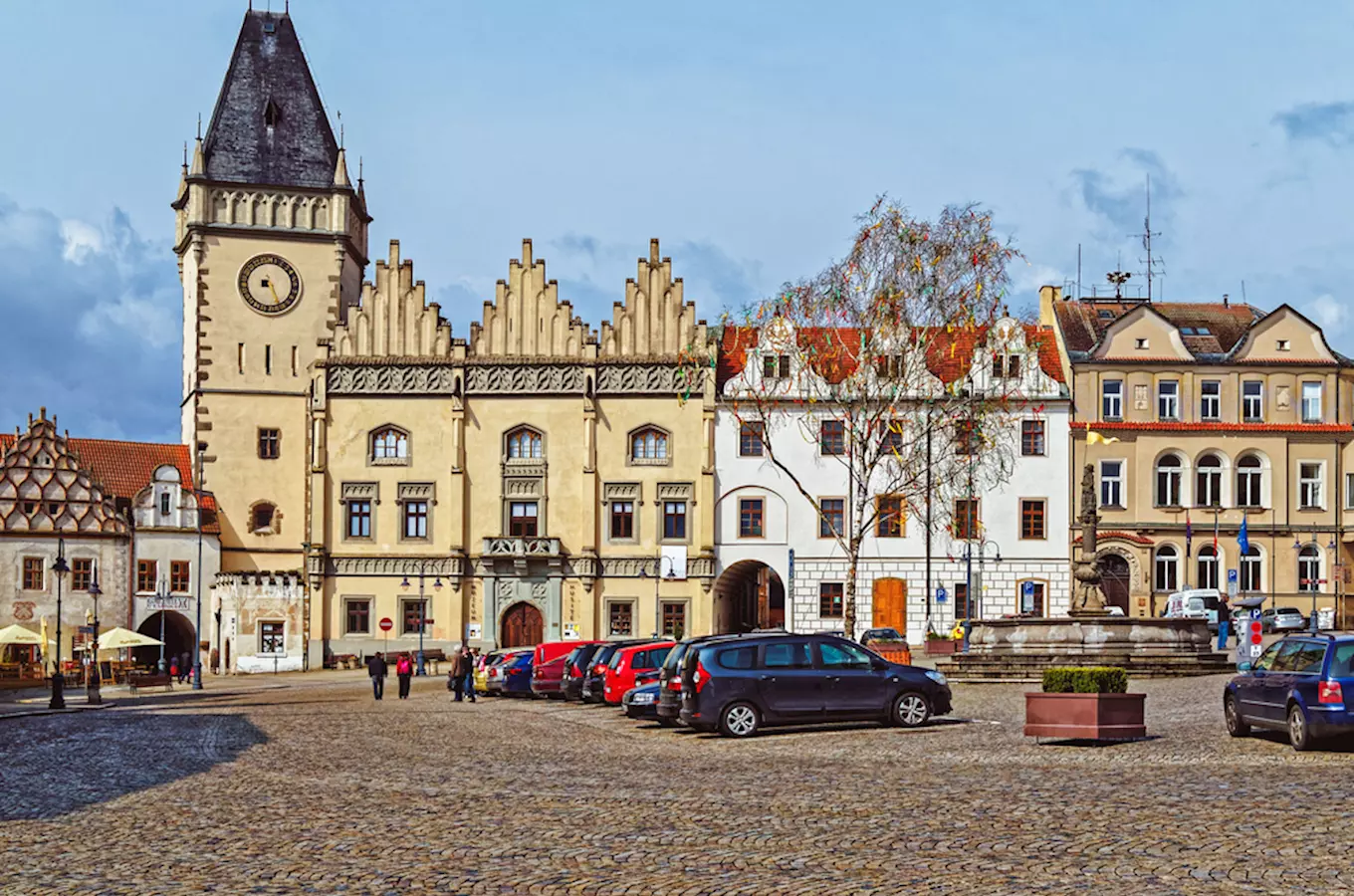 Historické náměstí v Tábore s radnicí a fontánou.