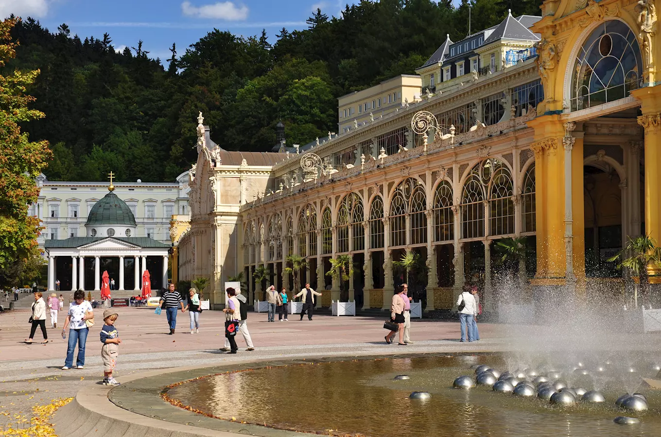 Fotografie lázeňského paláce v Mariánských Lázních s fontánou.