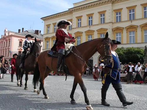 Dějiny v kostýmech: koně a jezdci na historické události.