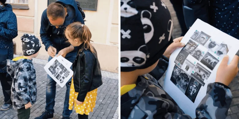 Rodina s dětmi v Praze se podívá na turistickou brožuru.