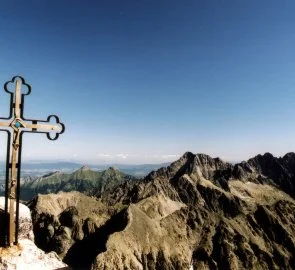 Kříž na vrcholu nejvyšší hory Slovenska s panoramatickým výhledem.