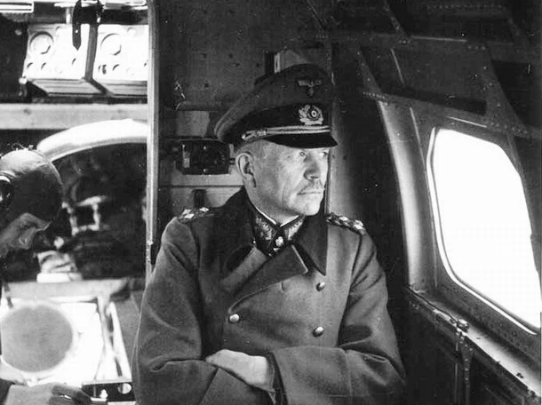 Heinz Guderian v německé vojenské uniformě u okna letadla.