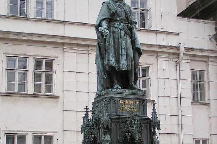 Bronzová socha Mistra Jana Husa na památníku v Praze.