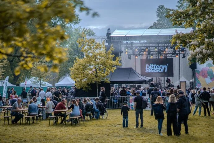 Venkovní kulturní akce s diváky na akci v Říčanech u Prahy
