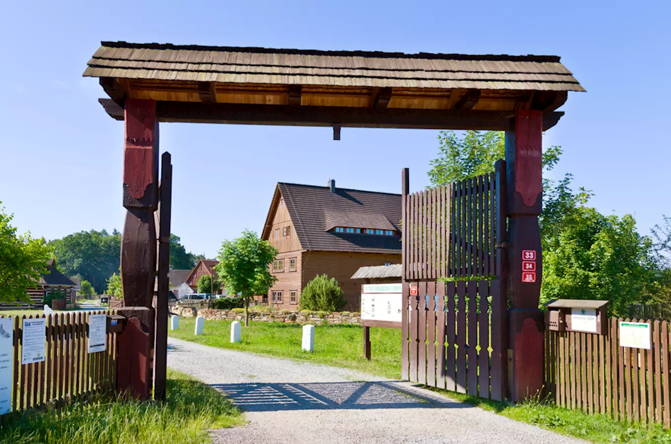 Vstupní brána do podorlického skanzenu v Krňovicích