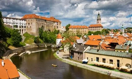 Pohled na hrad, řeku a historické domy v Českém Krumlově.