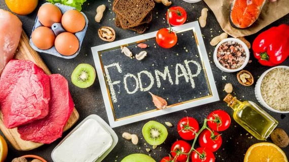 Nízkofodmapové potraviny jako maso, vejce, rýže a ovoce s tabulkou FODMAP.