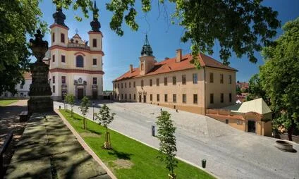 Litomyšlský zámek a kostel na slunný den