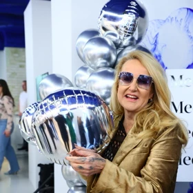 Žena s balonem na akci pro děti a rodinu.