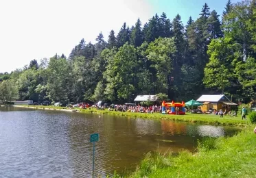 Kempování u jezera v Jetřichovicích s chatou a stany.