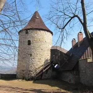 Kamenná věž s venkovním schodištěm v Novém Městě nad Metují.