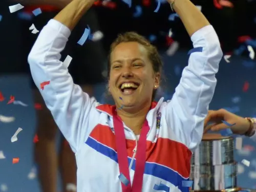 Petra Kvitová vítězí na pódiu s medailí.