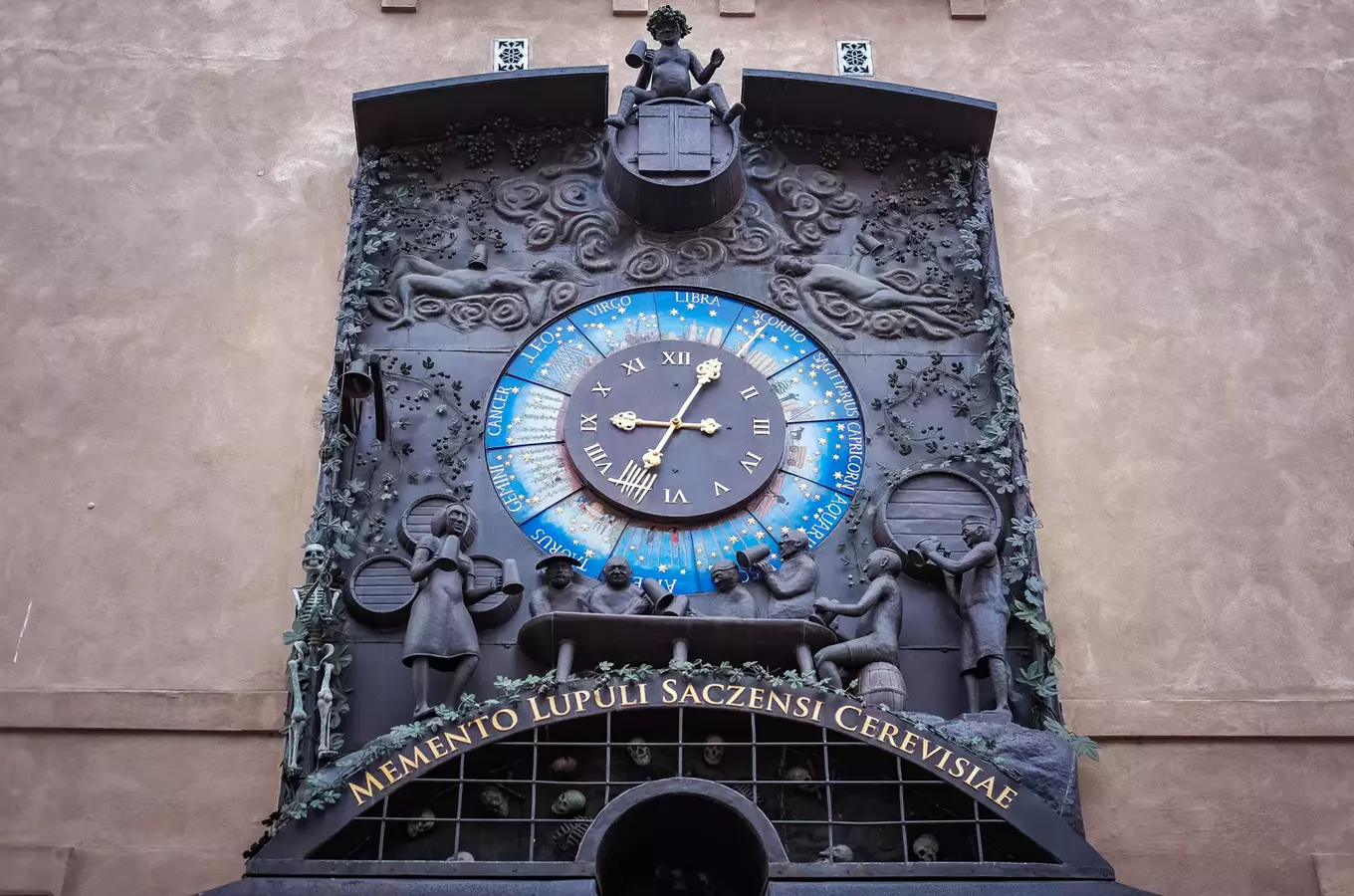 Žatecký astronomický hodinový ciferník s astrologickými znaky.