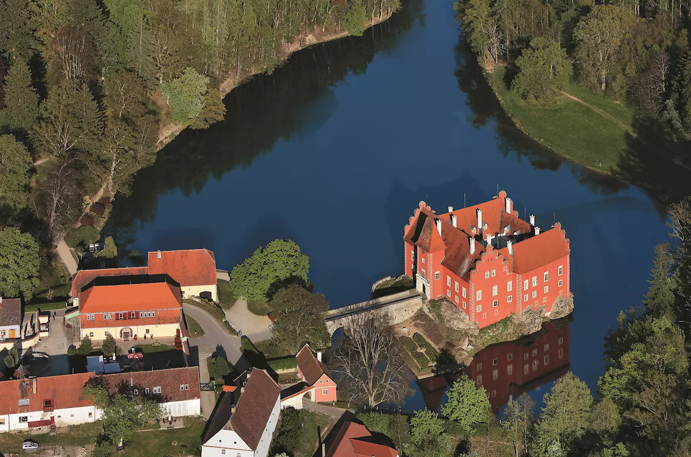 Zámek Červená Lhota z letadla s řekou a okolím.