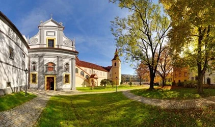 Historická kostelní budova s okolním parkem v Strakonicích.