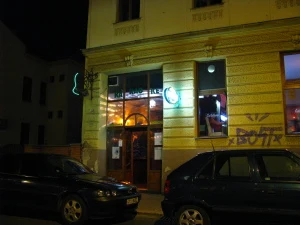 Fotografie fasády klubu nebo baru na Stodolní ulici v Ostravě.