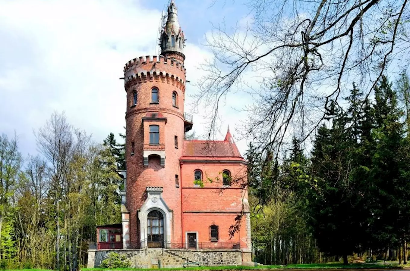 Rozhledna Goethova vyhlídka v Karlových Varech mezi stromy.