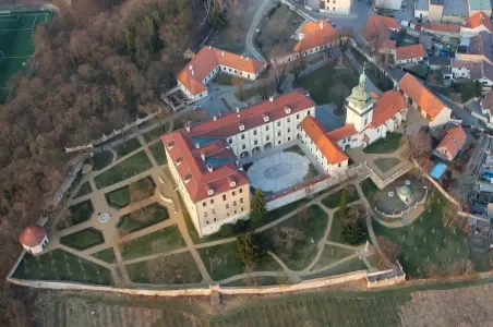 Letecký pohled na hrad v Nymburku s parkem.