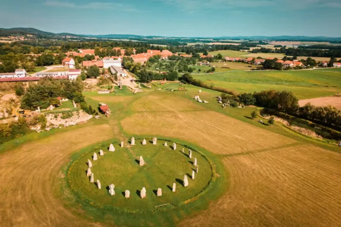 Kruhový hrob v obci Frymburk s okolními poli.