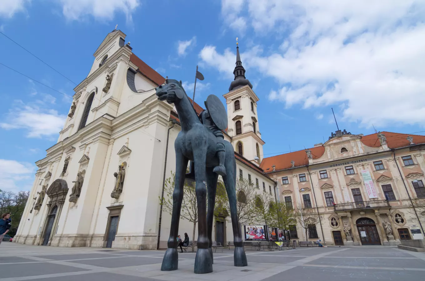 Bronzový sochařský koníček s jezdcem na náměstí v Brně.