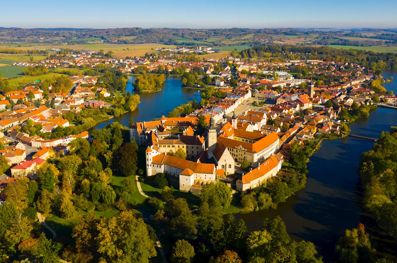 Vzdušný pohled na historické město Telc s hradem a řekou.