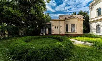 Historická vila s zahradou v okolí Brna.
