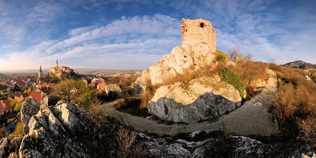 Zřícenina hradu na skále s výhledem do města pro rodiny
