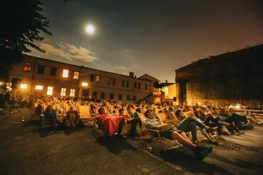 Venkovní filmování v Praze za měsíční noci s diváky.