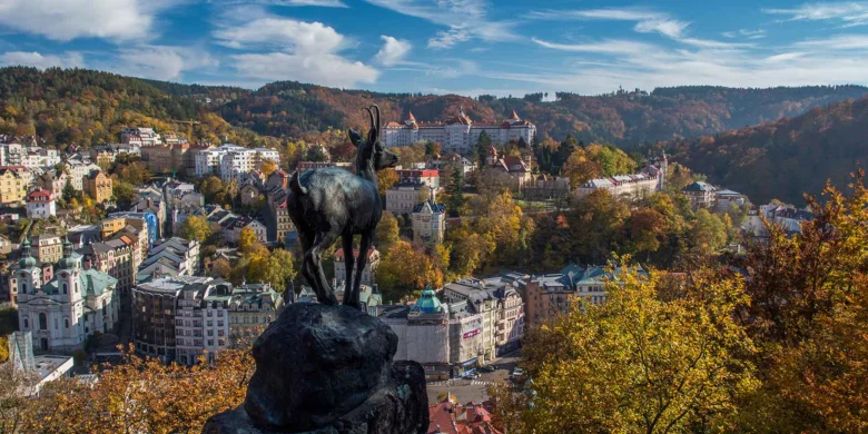 Socha kozla na rozhledně Goethova vyhlídka v Karlových Varech.