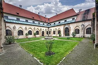 Dvůr historické budovy s arkádami v Českém Krumlově.