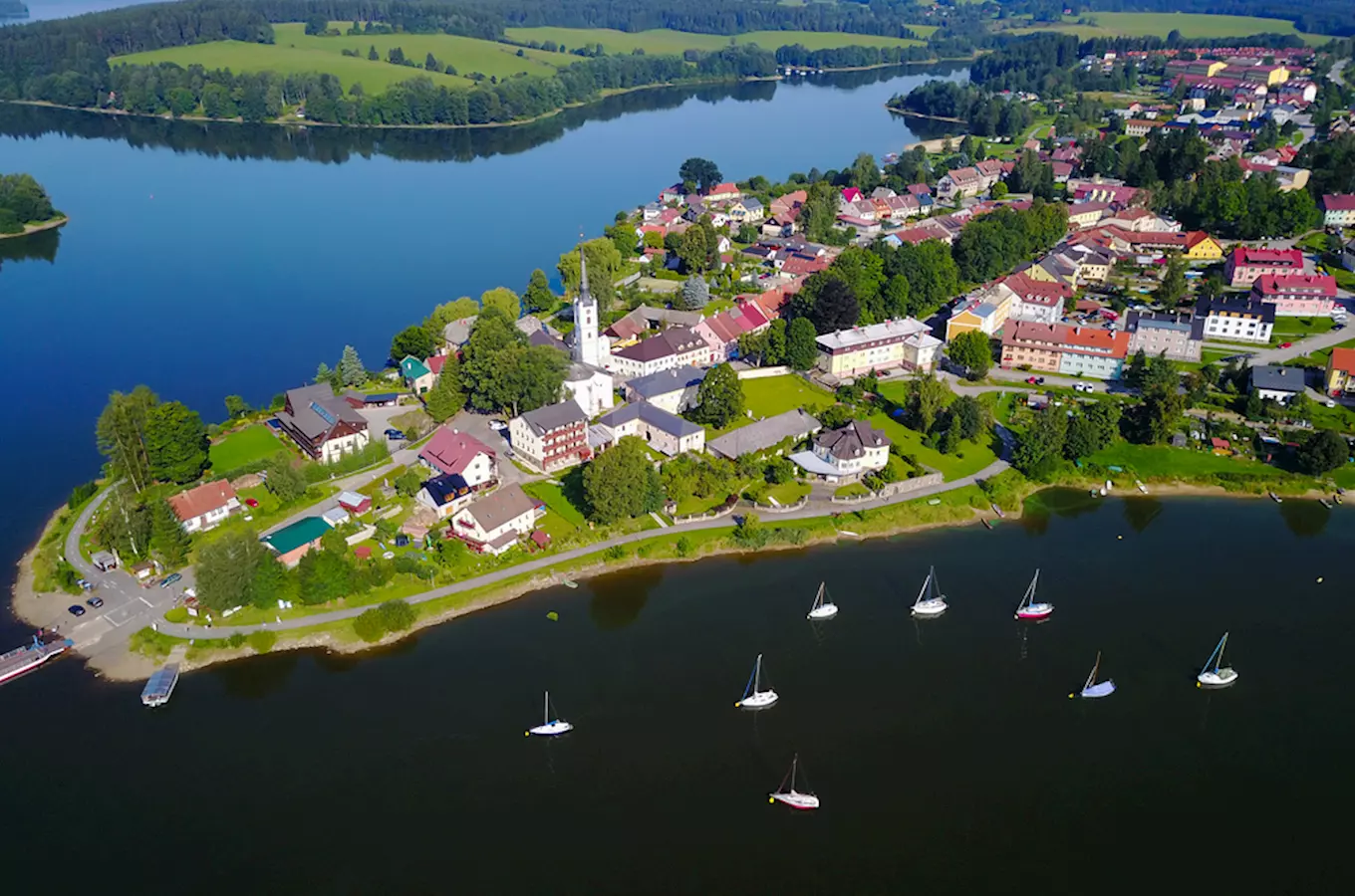 Letadlový pohled na město Frymburk s loděmi v okolí.