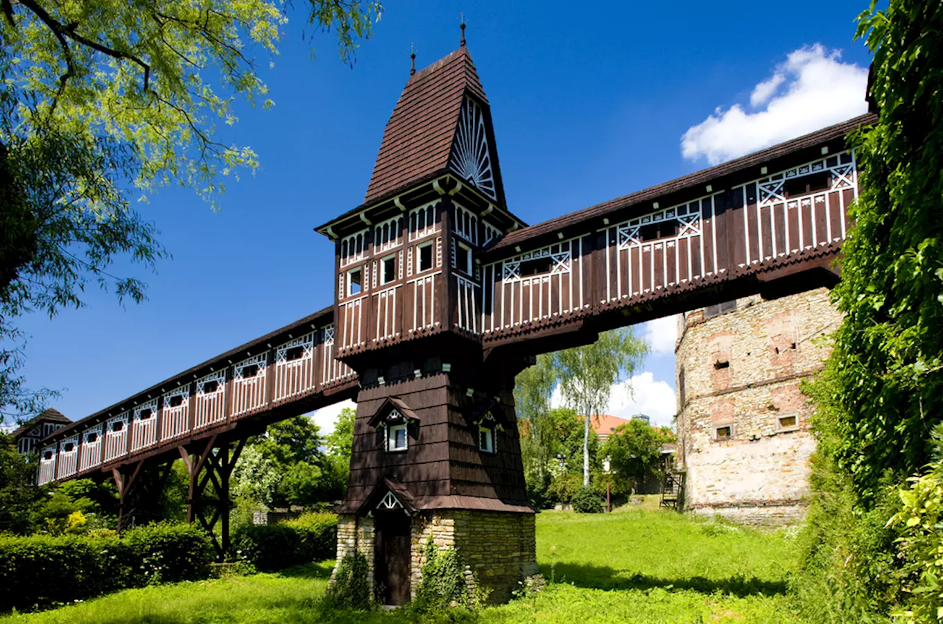 Historická dřevění věž s chodníkem u hradu v Novém Městě nad Metují.