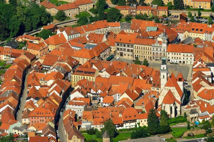 Pohled na historické centrum města Frymburk s červenými střechami.