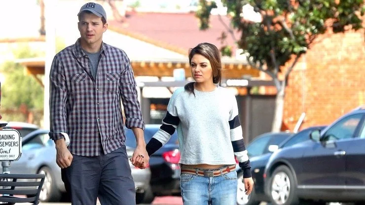 Herec Ashton Kutcher s chodí po ulici se svou ženou.
