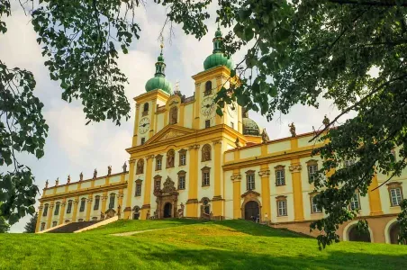 Žlutá bazilika svatého Vojtěcha v Oloouci s věžemi.