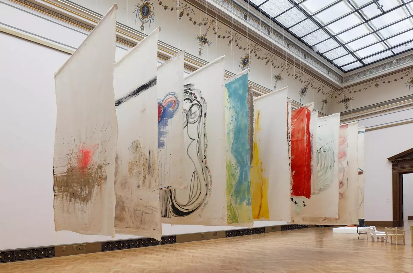 Velké textilní umělecké díly visící v sále Galerie Rudolfinum.