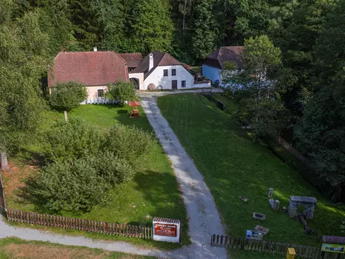 Vesnice s domy uprostřed lesa v okolí Trhových Svin